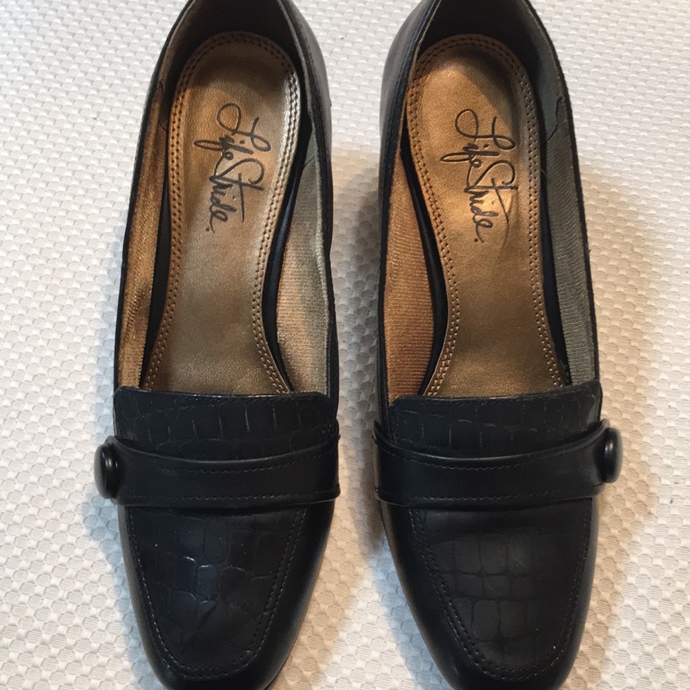 Black dress shoes